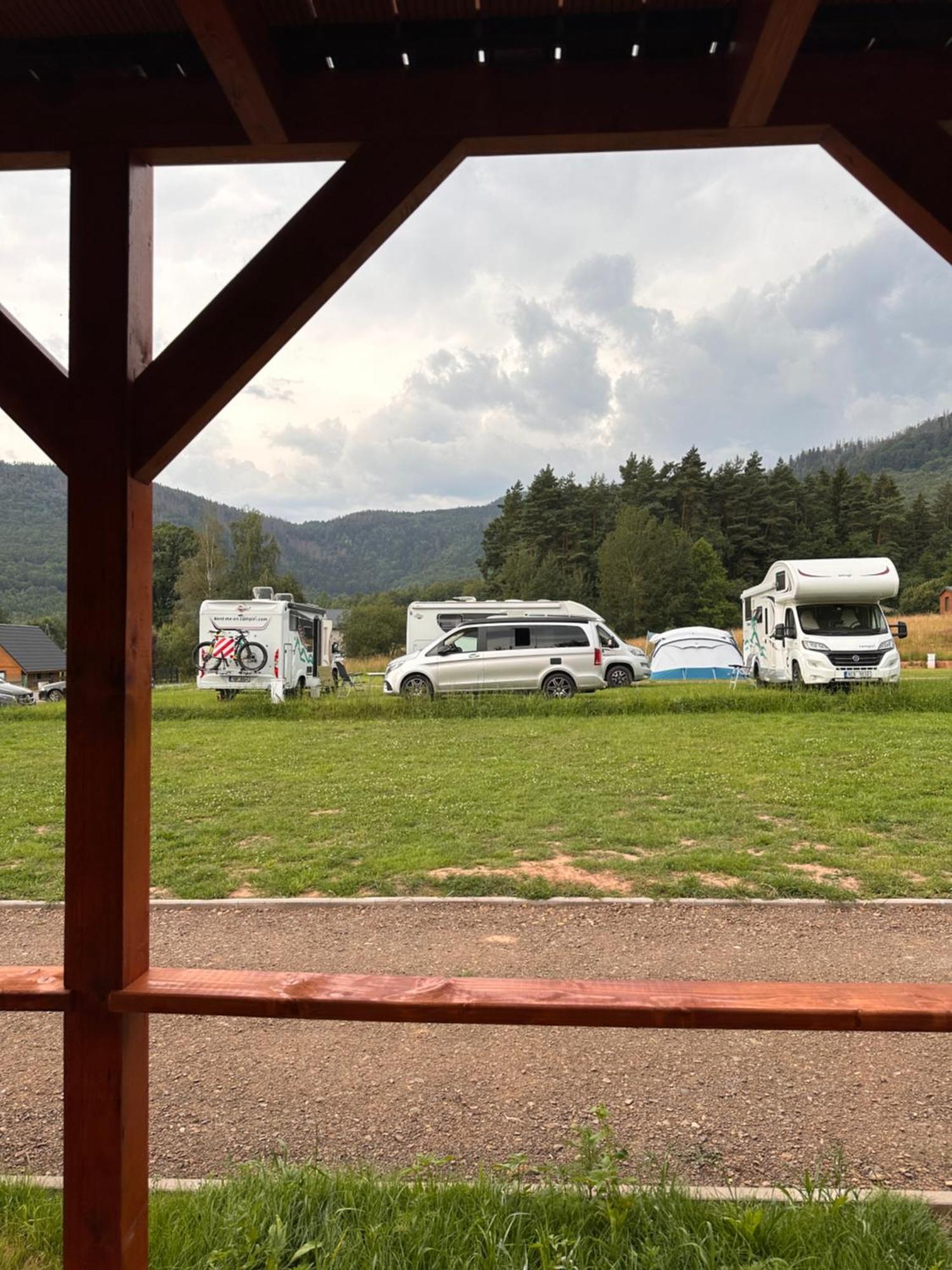 Gory Stolowe Camp -Miejsce Na Kamper, Przyczepe Lub Namiot Радков Екстериор снимка